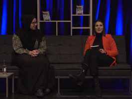 Hind en Zahra Eljadid op een sofa met achter hen een kast met hun boek Kruimeldief