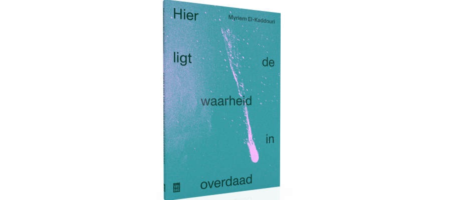 schuin zicht op de cover van een dichtbundel van Myriem Kaddouri, met op een cyaanachtige achtergrond de titel 