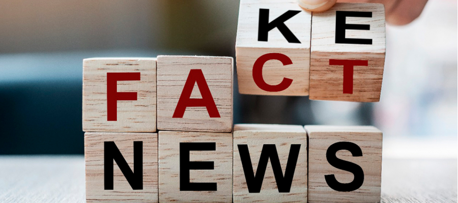 houten blokjes met letters vormen de woorden fake news en fact news