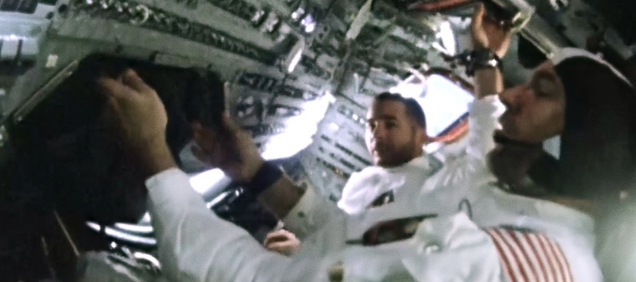 Still uit de documentaire Paradigma. Twee astronauten in een ruimteschip.