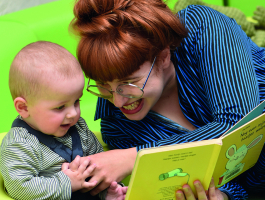 peuter en mama delen een leuk momentje in de kinderhoek van de bib